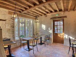 布拉西厄天鹅酒店的用餐室设有桌椅和窗户。