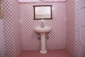 穆索里Prince Hotel Mallroad的一间带水槽和镜子的浴室
