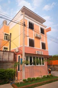 南府Lomluang hostel&hotel的一座色彩缤纷的建筑,
