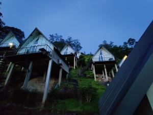 DimbulaSt.Clair Villas的夜空在山丘上的一排小屋