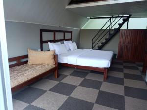 DimbulaSt.Clair Villas的一间卧室配有床、沙发和楼梯。