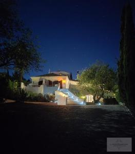 法鲁Monte-Bougainvillea的夜晚有灯的大白色房子