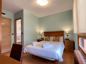 杜鲁埃洛德拉谢拉Hostal Restaurante Torreblanca的一间卧室配有一张带白色床单的大床