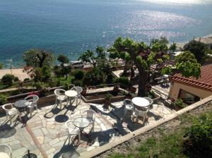 阿吉奥斯伊欧尼斯Opalio pilio的一个带桌椅的庭院,俯瞰着大海