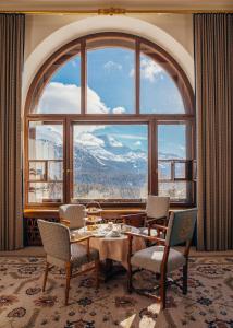 圣莫里茨苏维塔之家酒店的客房设有桌椅和大窗户。
