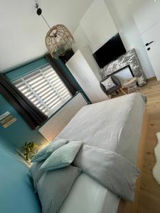 普罗丰德维耶Le Revella的一间卧室设有一张大床和窗户
