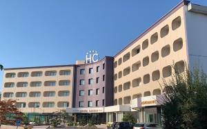 蒙泰基奥马焦雷Hotel & Residence Castelli的一座酒店大楼,上面有标志