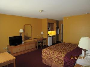 Warsaw华沙帕克菲尔德酒店的酒店客房设有一间带一张床和电视的卧室