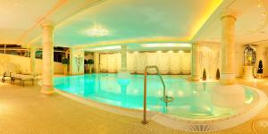 里茨勒恩Hotel Almhof的大型建筑中的大型游泳池