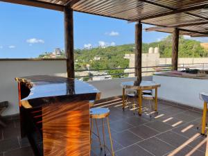 萨尤利塔Amanecer的一间位于建筑屋顶的酒吧,享有美景