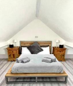 班戈Spectacular 4 Bedroom Sea View Residential Home的一间卧室配有一张带2个床头柜的大床