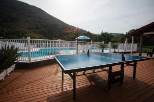 弗洛里亚诺波利斯Ilha Náutica的甲板上的乒乓球桌和游泳池