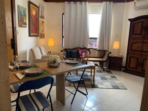 萨尔瓦多Apartamento confortável, região do Iguatemi的客厅配有桌椅