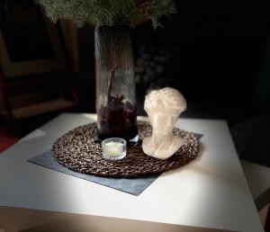 北京Zhe·Yi Boutique Guesthouse的花瓶和桌子上的雕像,花瓶