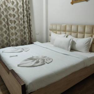 阿伯来Kivi's kozy 2bhk luxurious apartment Goa by leela homes的床上有连衣裙的床