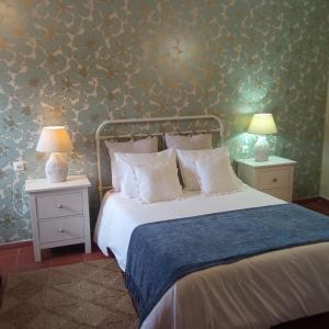 格拉茨莱马Lovely Town House Casa La Senda的一间卧室配有一张床和两个带灯的床头柜