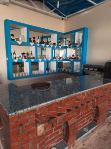 卢克索阿尔巴艾拉特酒店的蓝色架子房间里的一个砖台