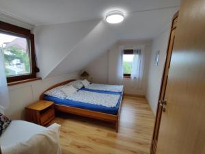 沃尼奥尔茨沃什海吉Bertalan Apartman的一间小卧室,配有床和窗户
