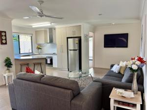 Home away from home - Modern luxury in central Bundaberg的电视和/或娱乐中心