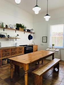 格拉夫-里内特de Wingerd B & B的一间厨房,内设一张木桌