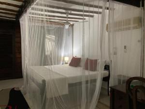 Queen K Cottages Watamu At Chrystal Homes客房内的一张或多张床位