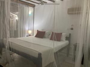 Queen K Cottages Watamu At Chrystal Homes客房内的一张或多张床位