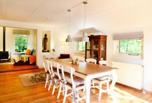 IJhorstCottage Uylenhorst, De Witte Bergen 34的一间带桌椅的用餐室