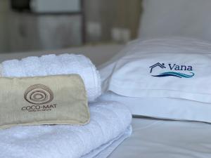 利迈纳里亚VANA Studios & Apartments的床上的一大堆毛巾