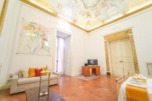 那不勒斯Casa Napoletana - Culture Apartment的带沙发和天花板的客厅