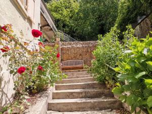 瓦尔莱班La Dolce Vita Justine的花园内带长凳的楼梯
