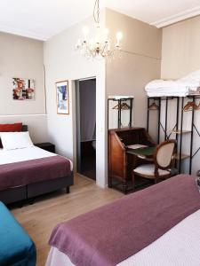 布鲁日格尔登羊毛酒店的酒店客房设有两张床和钢琴