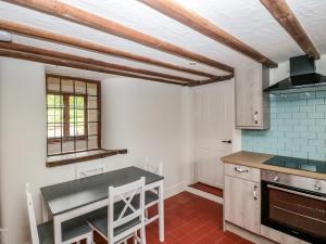 惠灵顿Garden View的厨房配有桌子和台面