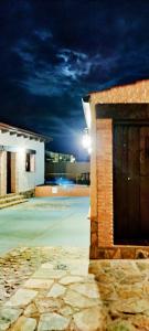 Casas de Miravete洛斯蒙特斯乡村民宿的享有带车库的建筑的夜景