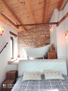 佩特拉利亚索普拉纳Romantico Chalet in pietra da mille e una notte的带浴缸和盥洗盆的浴室