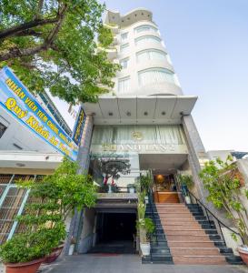 岘港Thanh Lan - City River View Hotel的前面有楼梯的大型白色建筑