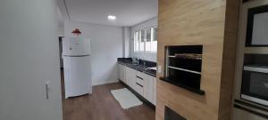 Apartamento Ponta do Papagaio - Térreo的厨房或小厨房