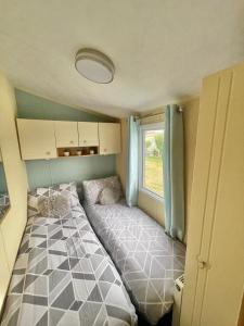 Golden Palm Chapel St Leonards 8 Berth 3 Bedroom Caravan客房内的一张或多张床位