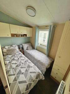 Golden Palm Chapel St Leonards 8 Berth 3 Bedroom Caravan客房内的一张或多张床位