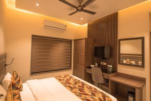 瑞诗凯诗瓦西斯特宾馆的一间卧室配有一张床、一张书桌和一个窗户。