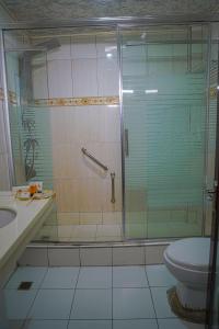 Couva地铁科瓦酒店的带淋浴、卫生间和盥洗盆的浴室