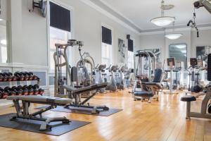 伍斯特伍斯特白宫酒店的健身房设有数台跑步机和健身器材