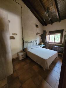 埃尔托尔诺Casa Rural Canchal Madroñeras ***的卧室配有一张白色大床