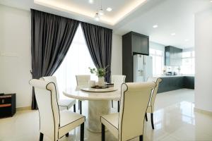 迪沙鲁Desaru KTV Classical Elegant Style by Joyfully 2M2的厨房以及带桌椅的用餐室。