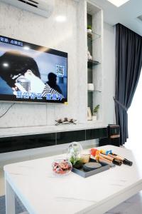 迪沙鲁Desaru KTV Classical Elegant Style by Joyfully 2M2的墙上的电视白色桌子