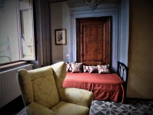 皮斯托亚圣西蒙娜别墅酒店的一间卧室配有一张带椅子和桌子的床