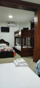 曼塔Casa Paraíso的一间客房配有两张床和两张双层床。