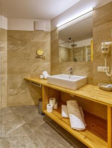 维拉巴萨罗斯酒店的一间带水槽和镜子的浴室
