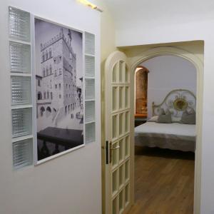 普拉托Appartamento Antico Pozzo的墙上挂着照片的房间