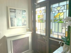 巴黎巴黎别墅 - 住宿加早餐旅馆的一间设有门和彩色玻璃窗的房间