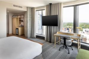 法戈Jasper Hotel的酒店客房设有一张床、一张书桌和窗户。
